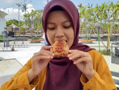 menikmati menu ayam tepi laut