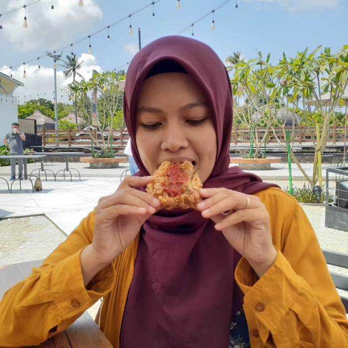 menikmati menu ayam tepi laut
